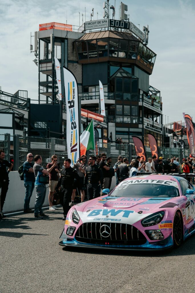 De Mercedes voor de start van de race