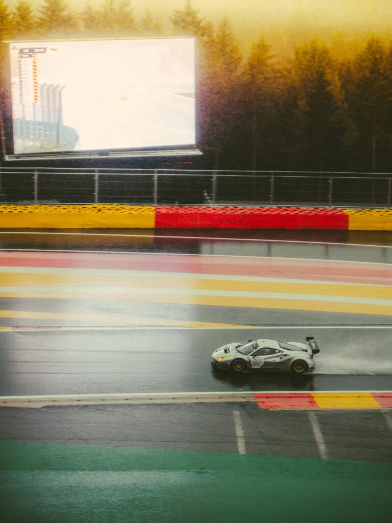 Ferrari in de regen