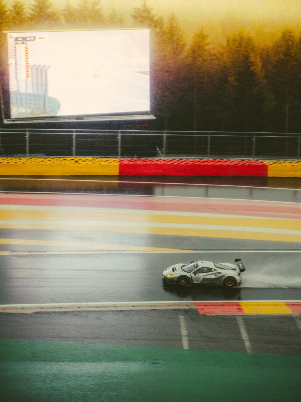 Ferrari in de regen