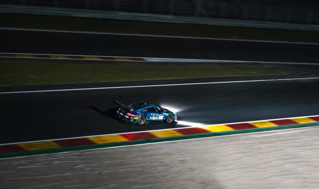 De Porsche uitgaan van speed corner in de nacht